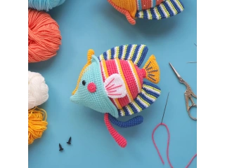 Stripey the Angelfish crochet pattern