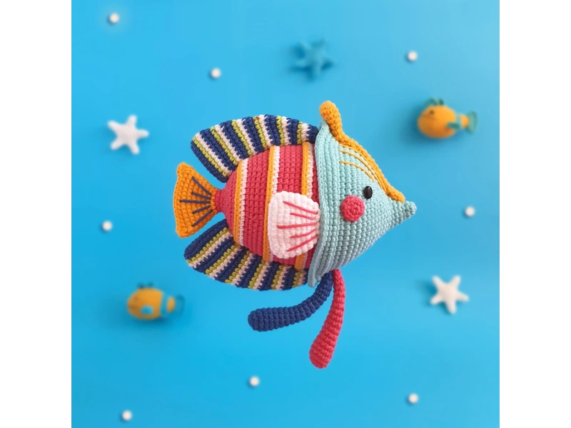 Stripey the Angelfish crochet pattern